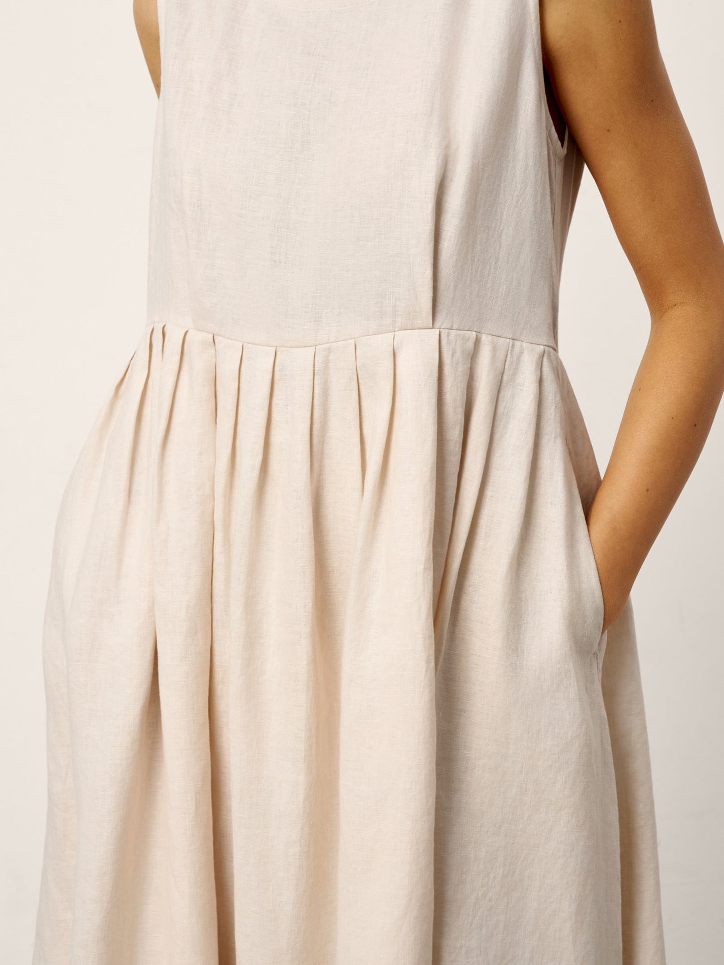 Monroe | Women’s Linen Sleeveless Crew Neck Pleated Waist Maxi Dress